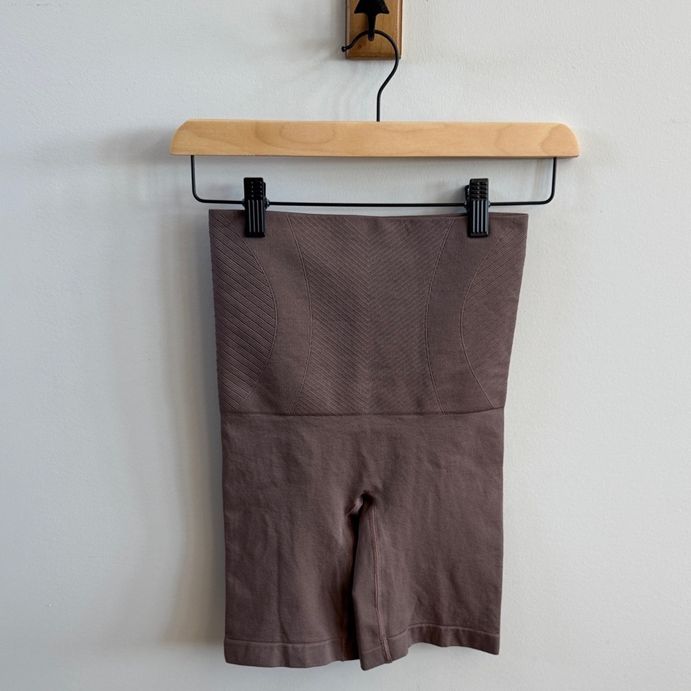 💜 Nautica Mauve Shapewear Shorts – NWOT
Size Small